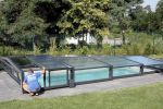 Schienenlose Schwimmbadüberdachung mit Solarangtrieb und Fernbedienung