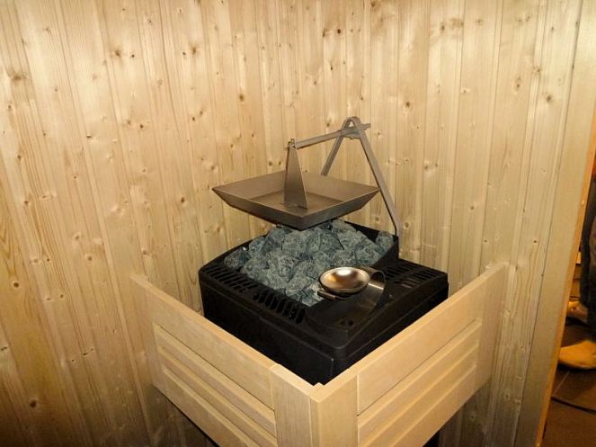 Projekt 1: Exclusiv-Sauna mit Verdampferofen. Frontverkleidung bis zur Decke.